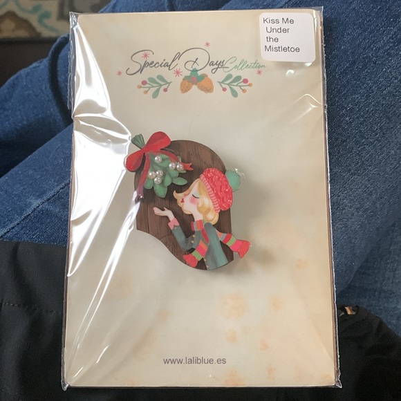 Kiss Me Under The Mistletoe LaliBlue Blonde Christmas Brooch Pin - Picture 5 of 5